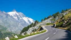 Berg, Fauna, Flora, Idylle – und dazwischen eine Straße, über die wieder einmal Autolenker ...