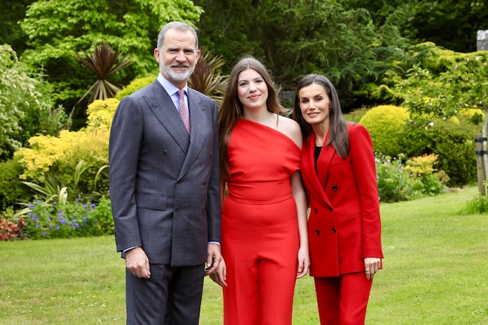 Ein stolzer Moment für die spanische Königsfamilie! Königin Letizia und König Felipe feiern den Abschluss ihrer Tochter, Prinzessin Sofía.