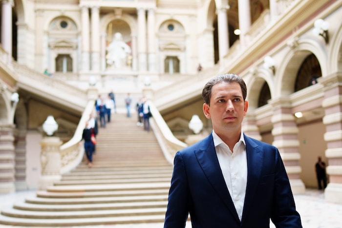 Der Ex-Kanzler ist über den Freispruch sichtlich erleichtert. Die Ermittlungen in der Umfrage-Causa der ÖVP dauern aber weiter an.