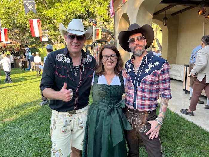 „Schwarzenegger Climate Initiative“-Direktorin und Arnie-Initima Monika Langthaler fädelte den Deal mit The BossHoss und dem „Terminator“ ein.