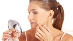 Etliche Frauen unternehmen einiges gegen Falten und Co.