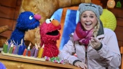 Grobi (links) und Elmo mit Singa Gätgens im „Kika Baumhaus“