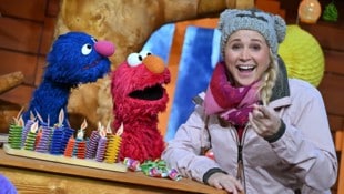 Grobi (links) und Elmo mit Singa Gätgens im „Kika Baumhaus“