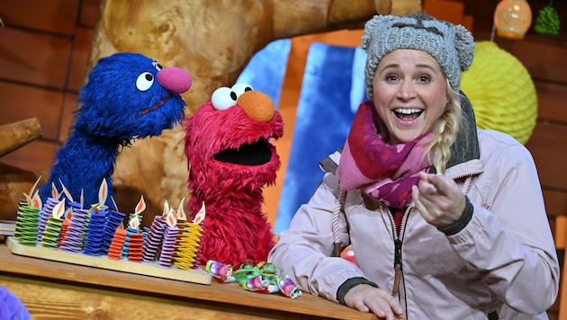 Grobi (links) und Elmo mit Singa Gätgens im „Kika Baumhaus“