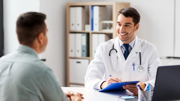 Check-ups beim Arzt gehören dazu, wenn man gesund bleiben will. Da muss „er“ einfach durch.