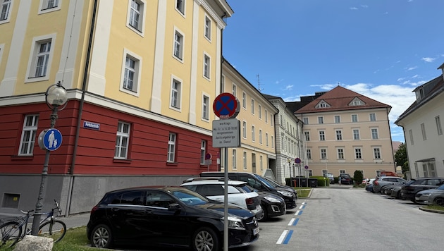Gericht, Justizanstalt, Staatsanwaltschaft bilden einen großen Gebäudekomplex mitten in der Klagenfurter Innenstadt: In unmittelbarer Nachbarschaft befinden sich das Stadttheater, die Fußgängerzone und der größte Shoppingtempel der Stadt.