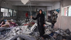 Eine Frau steht in einem völlig zerstörten Wohnhaus. (Bild: AFP/OMAR AL-QATTAA)