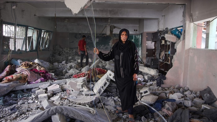 Eine Frau begutachtet nach einem israelischen Angriff bestürzt die Schäden an der Fahmi-Al-Jarjawi-Schule in Gaza-Stadt. 