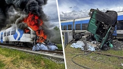 Sowohl der Zug als auch der Lkw gerieten in Brand. (Bild: Krone KREATIV/Öffentlichkeitsteam BFV Weiz , Jürgen Fuchs)