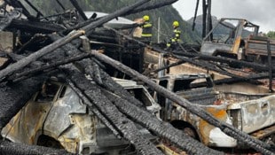 Völlige Zerstörung richtete das Feuer in der Nacht auf Montag an.