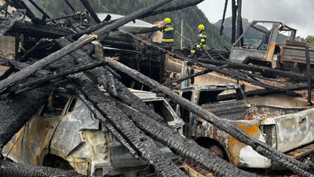 Völlige Zerstörung richtete das Feuer in der Nacht auf Montag an.