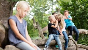 Mobbing kann schwerwiegende Auswirkungen haben, die sogar bis ins Erwachsenenalter reichen können. (Bild: stock.adobe.com null)