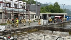 Zahlreiche Einsatzkräfte waren mit der Eindämmung des Umweltdesasters beschäftigt. (Bild: ZOOM Tirol)