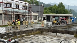 Zahlreiche Einsatzkräfte waren mit der Eindämmung des Umweltdesasters beschäftigt.