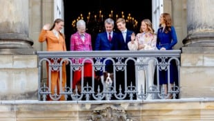 König Frederik X. feiert seinen 57. Geburtstag auf Schloss Amalienborg, umgeben von Königin ...