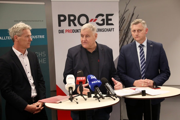 Christian Knill (links) mit Karl Dürtscher und Reinhold Binder (rechts) bei den KV-Verhandlungen der Metaller im Vorjahr.