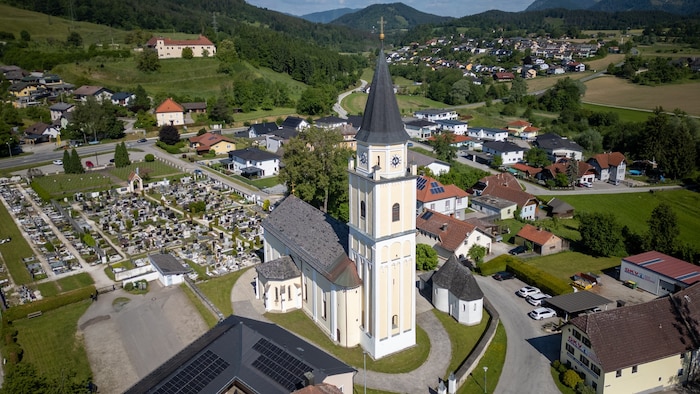 Die Kirche ist von einem Friedhof umgeben.