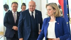 Die drei Parteichefs Andreas Babler, Christian Stocker und Beate Meinl-Reisinger treffen sich am ...