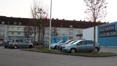 Auf diesem Parkplatz ereignete sich eine der angeklagten Bluttaten. (Bild: Constantin Handl)