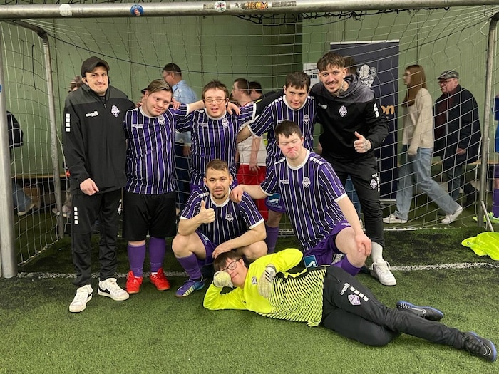 Borozni (li.) ist bei Austria Salzburg auch als Trainer des „Special Needs Teams“ tätig. 