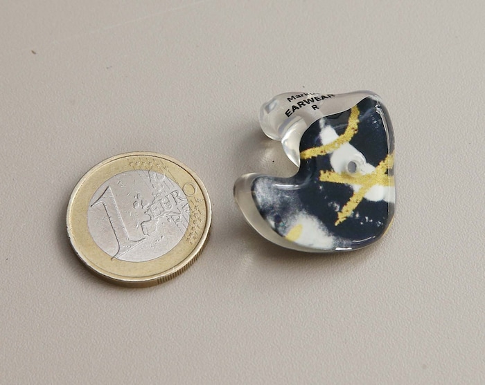 Die Kosten bei einem universellen Gehörschutz belaufen sich bei rund 20 Euro. Beim Tragen reduzieren sie die Lautstärke um bis zu 20 Dezibel.