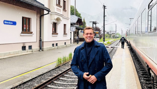 Landesrat Stefan Kaineder am Bahnhof in Hinterstoder.