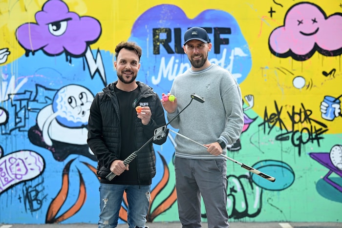 Stephan Fladenhofer und Markus Gaggl (r.) eröffnen in der dritten Etage des Uno-Shopping einen 18-Loch-Minigolfplatz. 