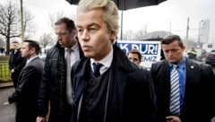 Geert Wilders will seine Asyl-Versprechen aus dem Wahlkampf umsetzen und droht seinen Koalitionspartnern. (Bild: AFP/ROBIN VAN LONKHUIJSEN)