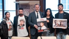Staatssekretär Josef Schellhorn (Mitte) mit Geschwistern von Hamas-Geiseln (Bild: APA/GEORG HOCHMUTH)