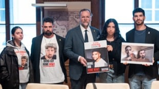 Staatssekretär Josef Schellhorn (Mitte) mit Geschwistern von Hamas-Geiseln