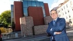 Elie Rosen vor der Synagoge in Graz (Bild: Christian Jauschowetz)