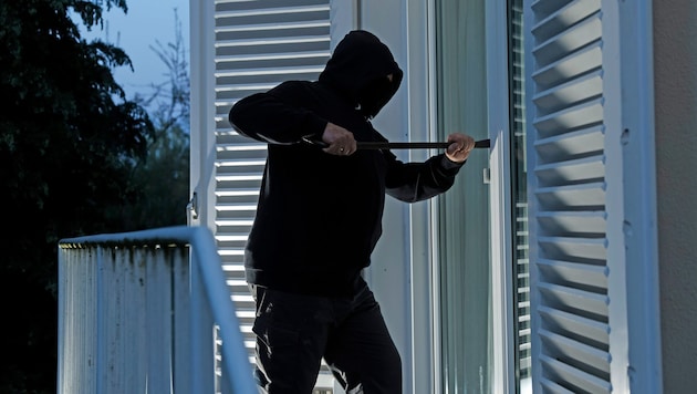 Im Haus stellten die Polizisten Gegenstände wie Kleidung und Tragetaschen der Täter sicher. ...