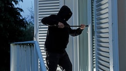 Im Haus stellten die Polizisten Gegenstände wie Kleidung und Tragetaschen der Täter sicher. ...