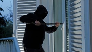 Die Einbrecher durchsuchten in der Nacht das ganze Haus.