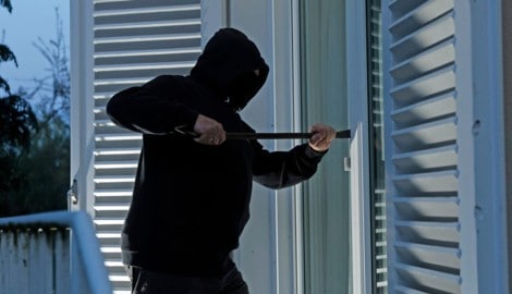 Die Einbrecher durchsuchten in der Nacht das ganze Haus.