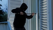 Die Einbrecher durchsuchten in der Nacht das ganze Haus.