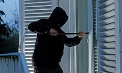 Die unbekannten Täter gelangten über die Terrassentür in das Gebäude (Symbolbild).