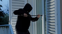 Die unbekannten Täter gelangten über die Terrassentür in das Gebäude (Symbolbild).