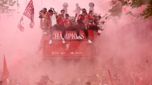 Liverpools Helden auf dem Bus mit der feiernden Menge. (Bild: EPA/ADAM VAUGHAN)