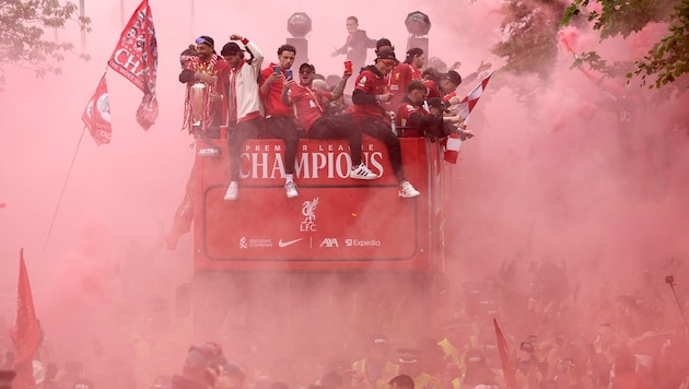 Liverpools Helden auf dem Bus mit der feiernden Menge.
