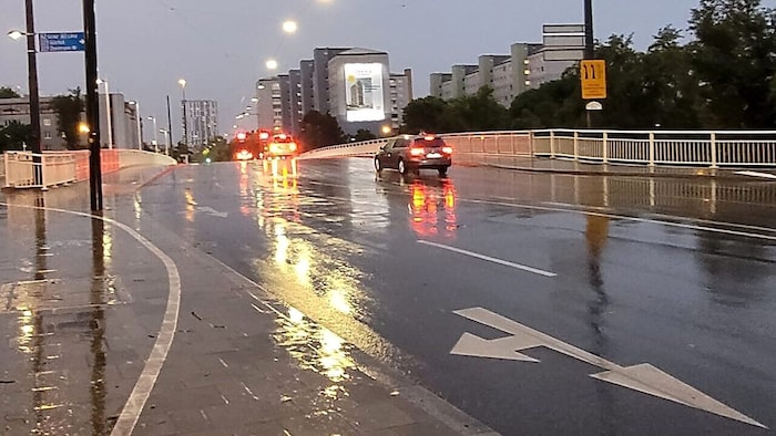 Binnen kurzer Zeit bildeten sich auf den Fahrbahnen kleinere bis mittelgroße Lacken.