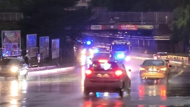 Fußgänger eilten nach Hause oder unter die rettenden Unterführung, wo sie dann warteten, bis der ...