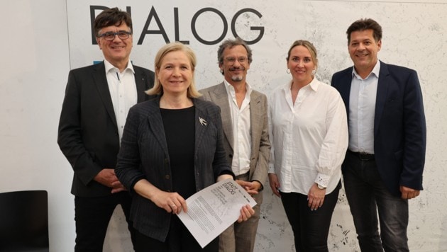 Teil des „Stadtdialogs“: Robert Piechl (Stadtplaner Klagenfurt), die Grazer Vizebürgermeisterin Judith Schwentner, Klaus Schneider (ÖBB), Kerstin Weber (Regionalmanagement) und der Grazer Stadtbaudirektor Bertram Werle  (Bild: Jauschowetz Christian)
