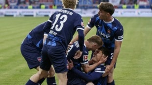 Großer Jubel bei Heidenheim (Bild: EPA/RONALD WITTEK)