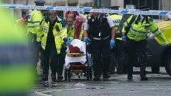 Dramatische Szenen statt Fußball-Fest: Ein Auto ist in Liverpool am Rande der Fußball-Meisterfeier des FC Liverpool in eine Menschenmenge gefahren. (Bild: AP/ASSOCIATED PRESS)