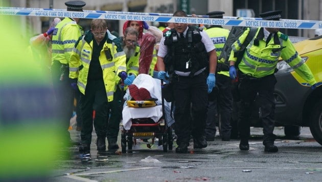 Dramatische Szenen statt Fußball-Fest: Ein Auto ist in Liverpool am Rande der Fußball-Meisterfeier des FC Liverpool in eine Menschenmenge gefahren. (Bild: AP/ASSOCIATED PRESS)