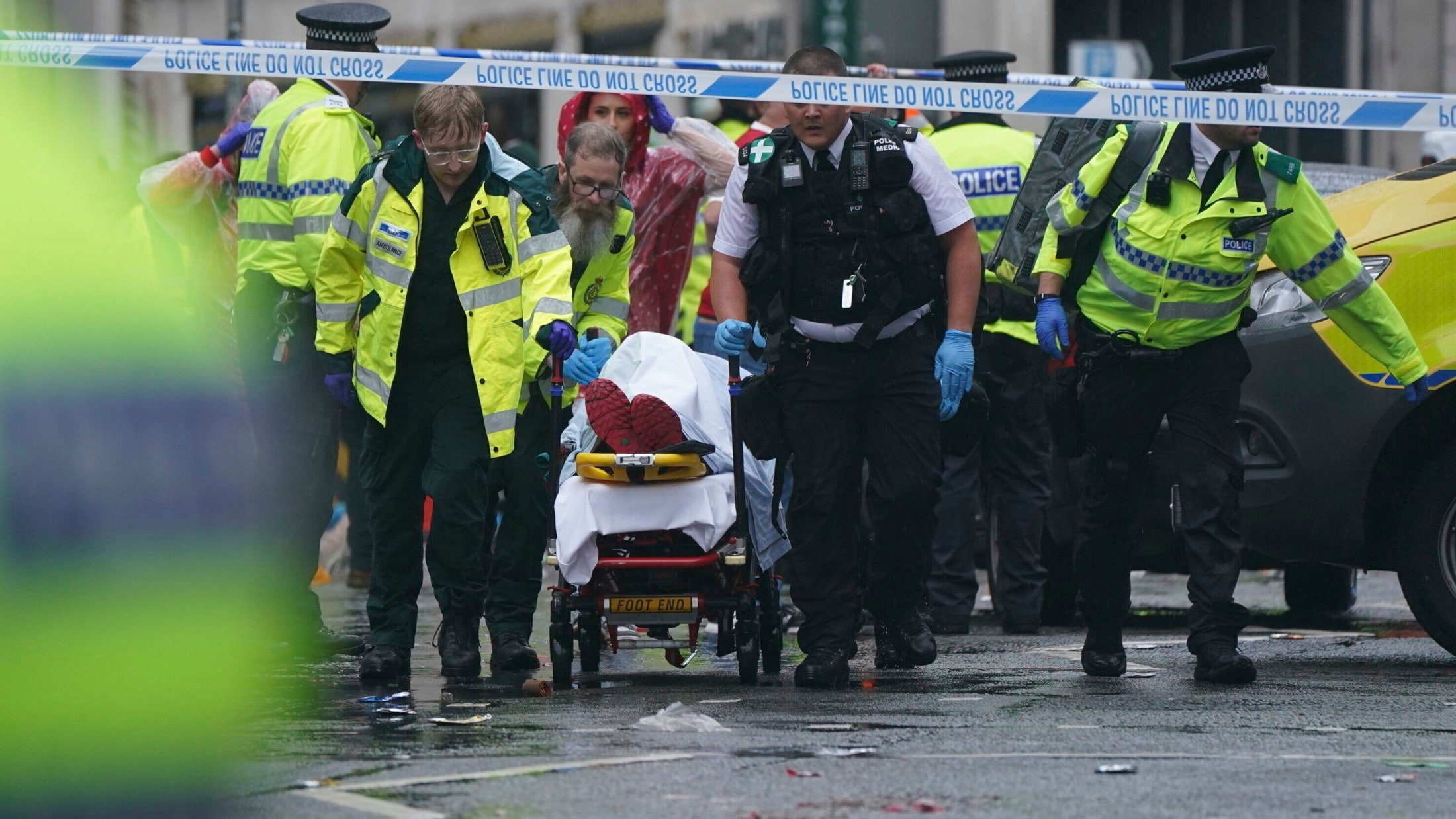 Dramatische Szenen statt Fußball-Fest: Ein Auto ist in Liverpool am Rande der Fußball-Meisterfeier des FC Liverpool in eine Menschenmenge gefahren. (Bild: AP/ASSOCIATED PRESS)