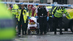Dramatische Szenen statt Fußball-Fest: Ein Auto ist in Liverpool am Rande der Fußball-Meisterfeier des FC Liverpool in eine Menschenmenge gefahren. (Bild: AP/ASSOCIATED PRESS)