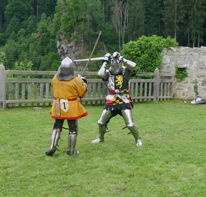 Wie mittelalterliche Ritter messen sich die Teilnehmer im Schwertkampf.