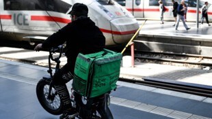 Die Kuriere sind je nach Größe der Sendung und Entfernung entweder mit dem Fahrrad oder dem Auto ...